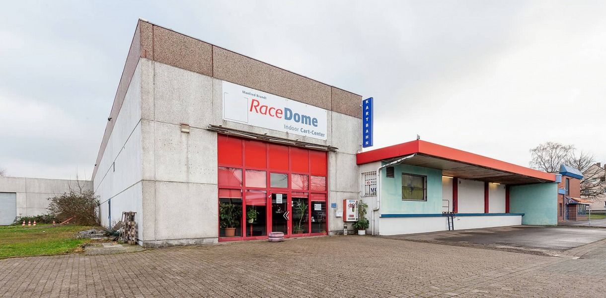 Das Gebäude von Race Dome Indoor Kart Center von außen